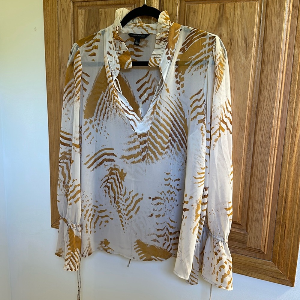 Banana Republic size large women’s blouse. Great condition.